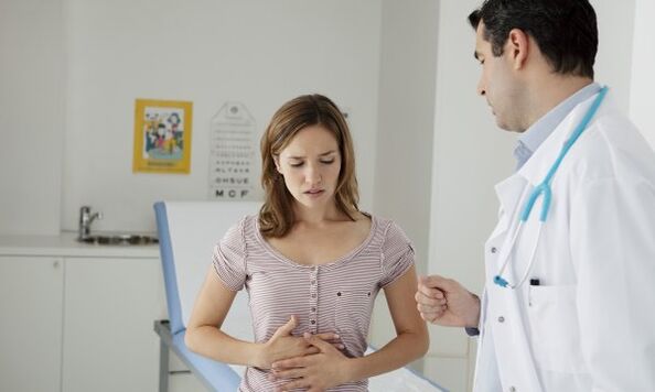 Gastroenterolog će detaljno objasniti pacijentu s pankreatitisom kako jesti kako ne bi naštetio tijelu