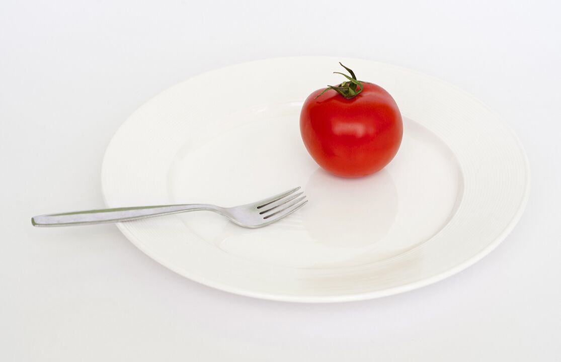 paradajz sa viljuškom na tanjiru
